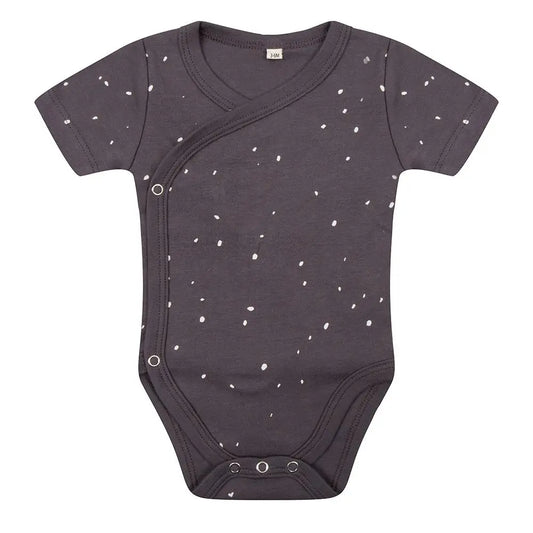 Een overslag romper met korte mouwen in dots print van Little Indians in de kleur grijs, gemaakt van 100% biologisch katoen.
