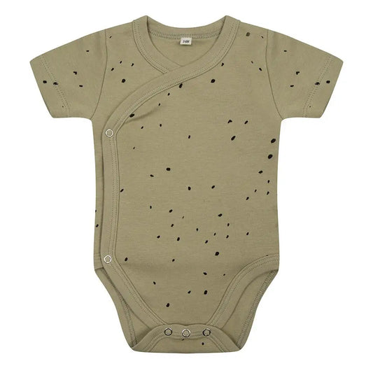 Een overslag romper met korte mouwen in dots print van Little Indians in de kleur groen, gemaakt van 100% biologisch katoen.