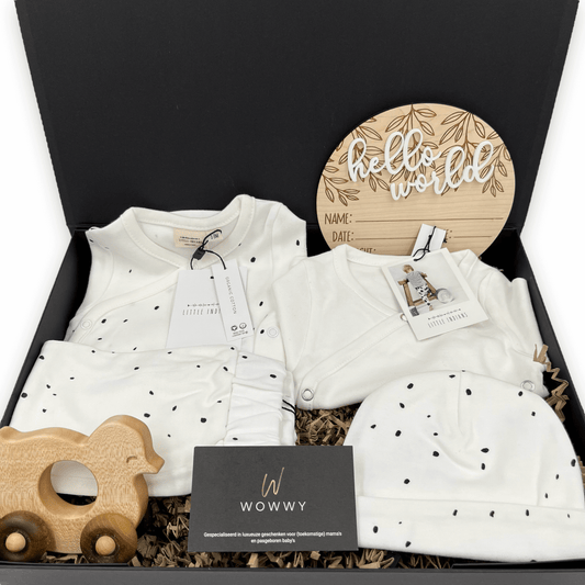 Een luxe cadeau voor de pasgeboren baby om te geven net na de geboorte - met baby kledingset van Little Indians in kleur wit, gemaakt van 100% biologisch katoen.