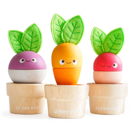 Een vrolijke set van Le Toy Van met drie soorten houtachtige groenten in natuurlijke houten potten.